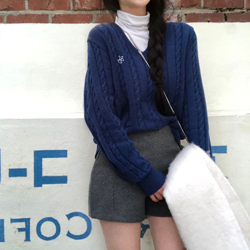 [BELLIDE MADE] Crayon Twisted V-neck Embroidered Cable Knit
