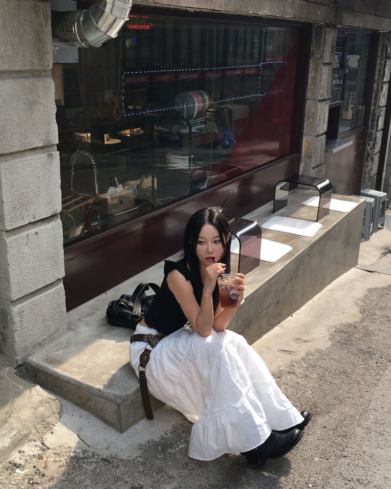 Cutting white long skirt