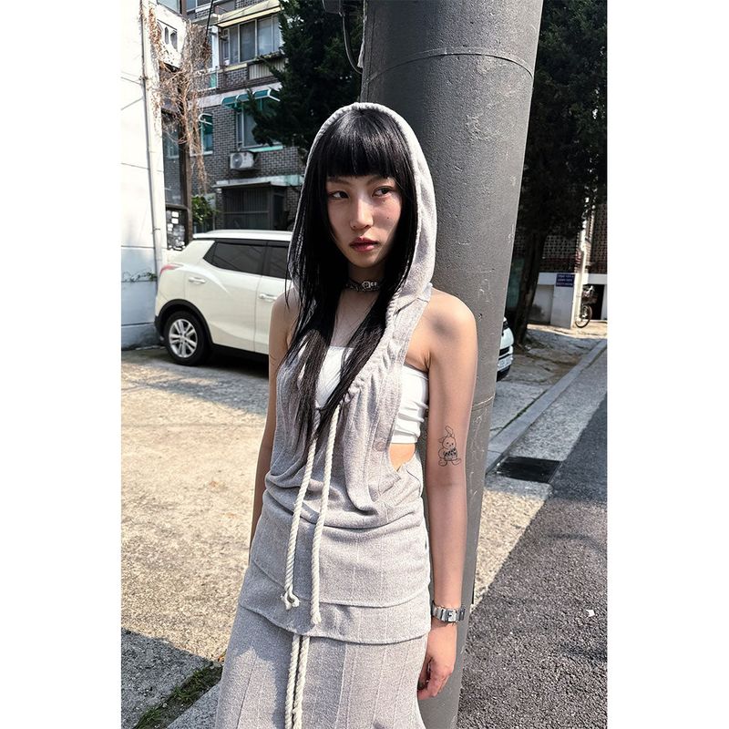ROPE KNOTTED BACK HOOD