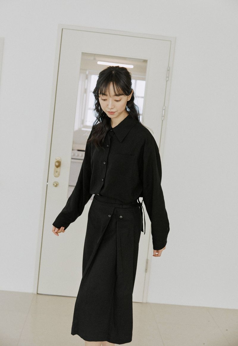 button skirt black