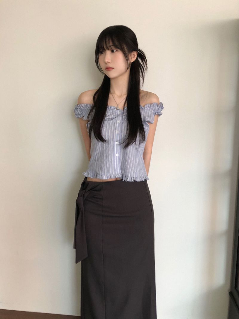 Kitten（キッテン）の「Flue Stripe Blouse (2 colors)（Tops）」