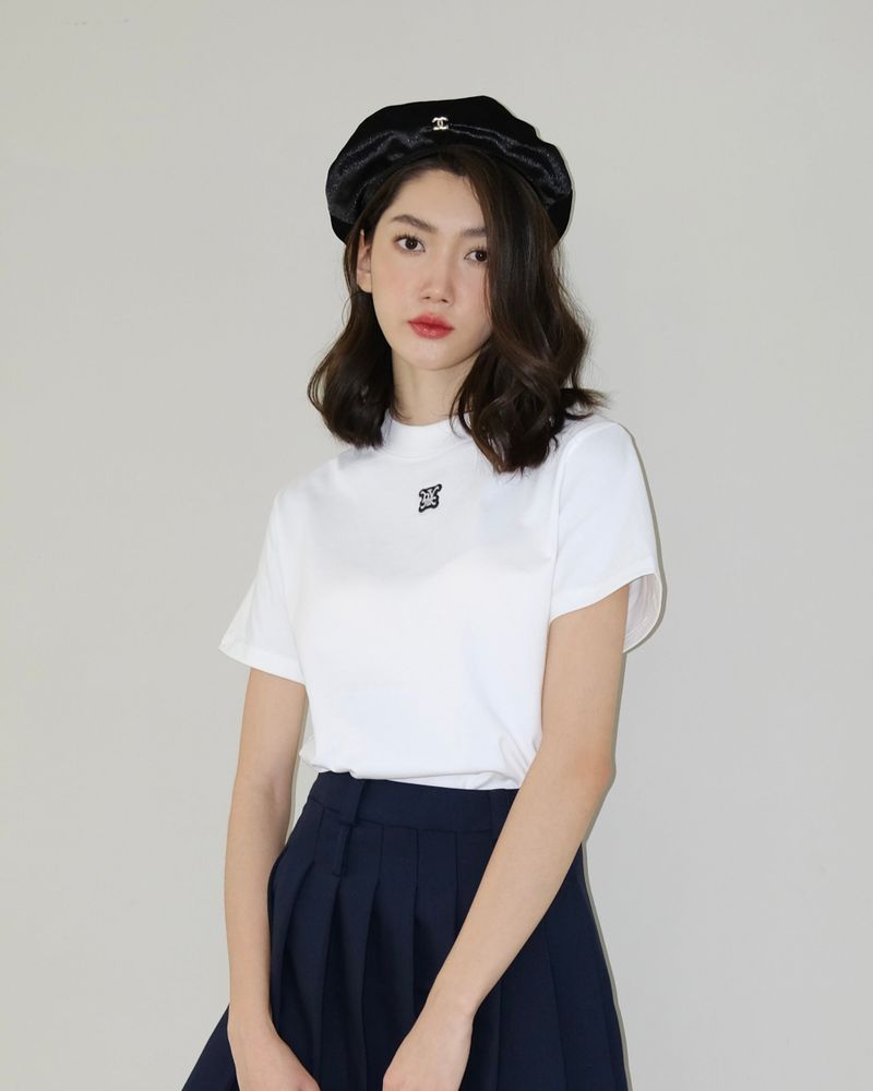DVRK（ダーク）の「DVRK PRIVÉ SECRET JARDIN LOGO BABY TEE - WHITE（Tops）」