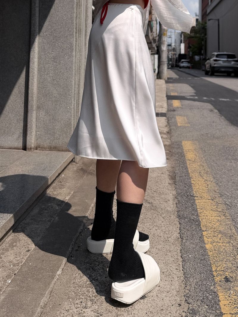 GLOSSY MIDI SKIRT