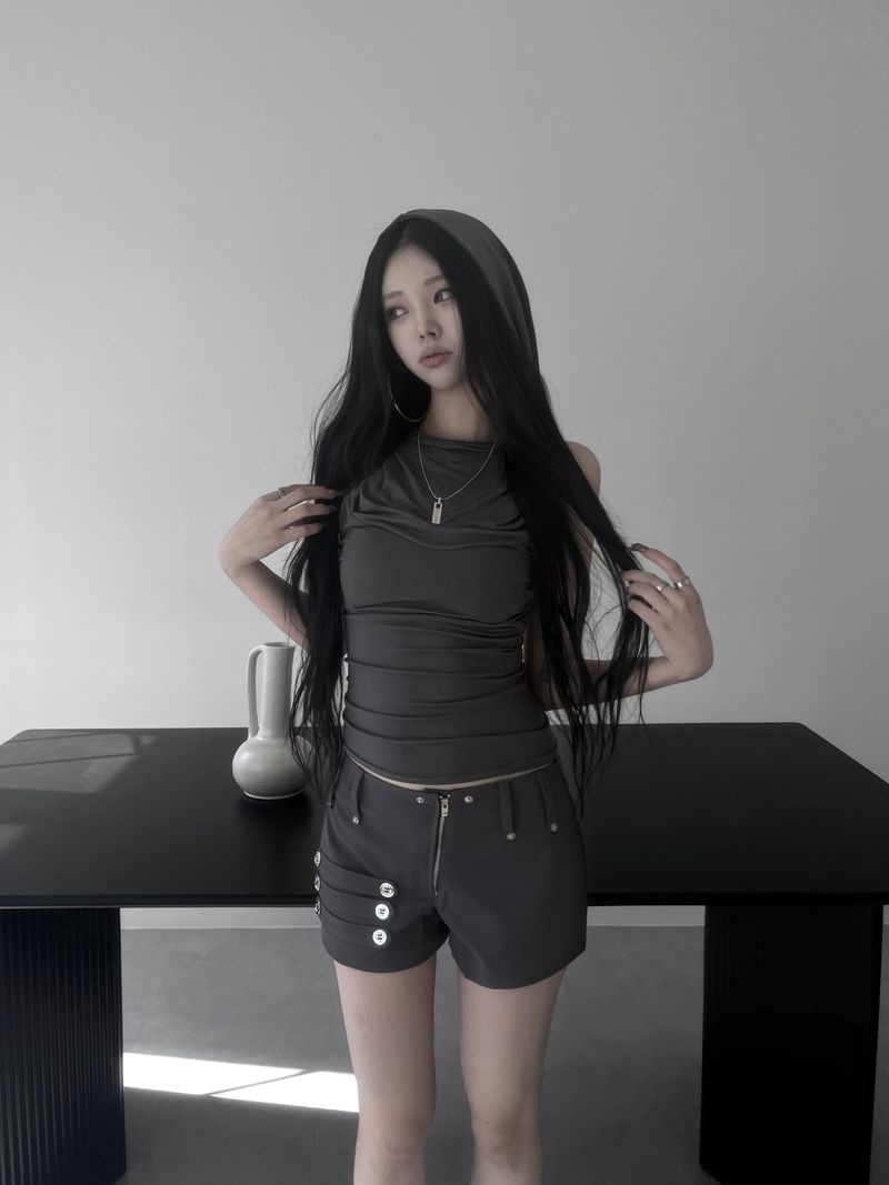 URBAN UNIQUE（アーバンユニーク）の「ドレープバックレスフードスリーブレス (2color)（トップス）」