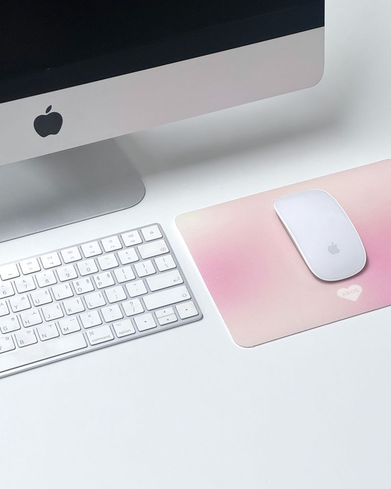 ABOE（アビオエ）の「PINK BLUR Mouse Pad（Smartphone Accessories）」
