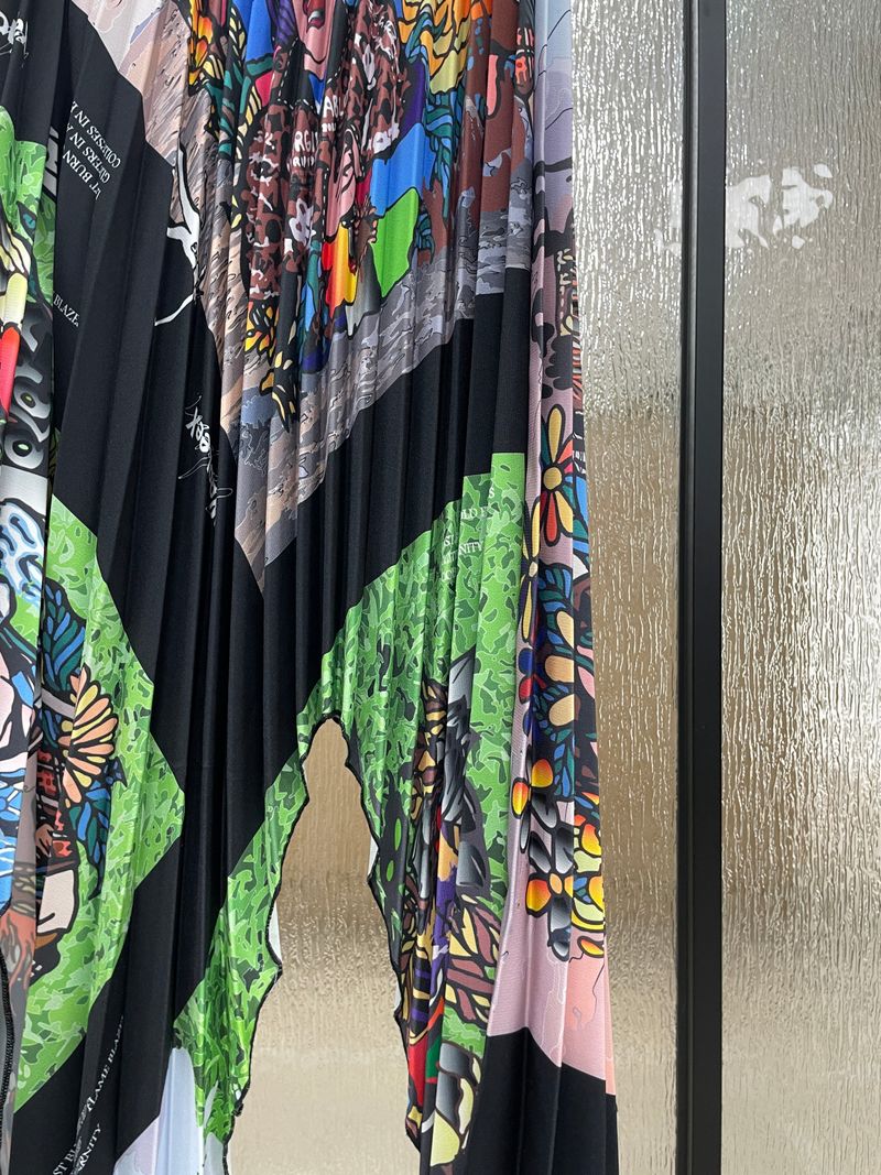 WooLeeX（ウーリーエックス）の「Asymmetric Comics Pleated Skirt（Skirts）」