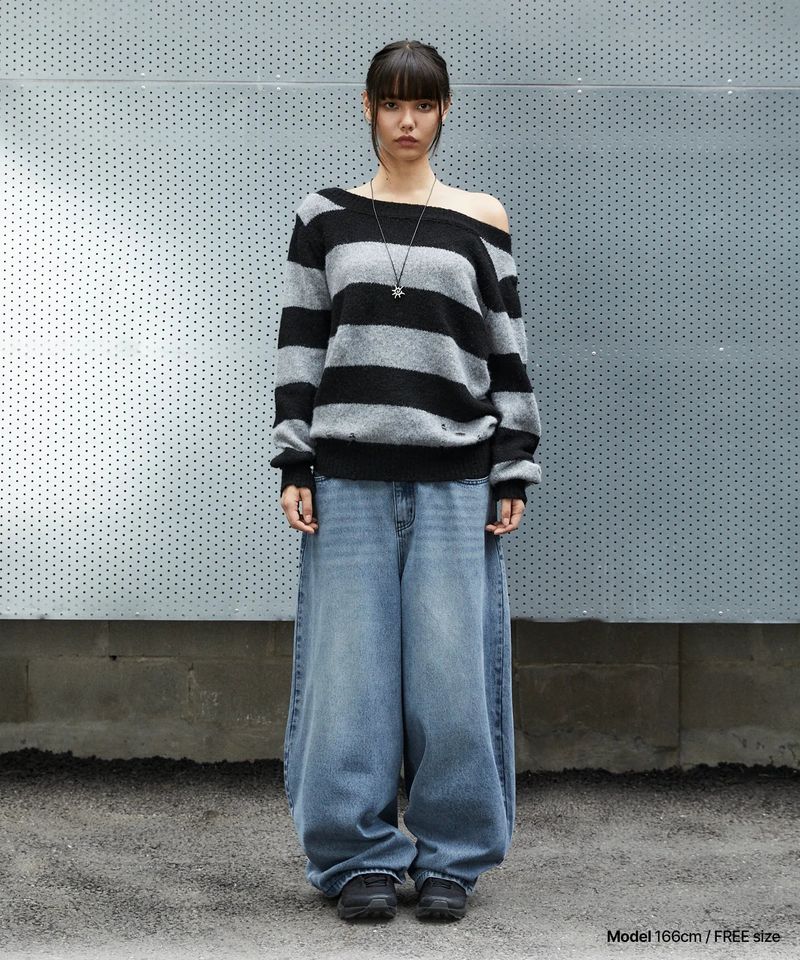 mahagrid（マハグリッド）の「DAMAGED OFF SHOULDER STRIPE KNIT_BLACK（Tops）」