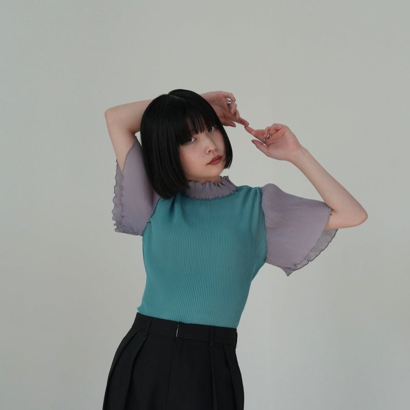 Uenui（ウニュイ）の「mellow pleats bicolor tops（Tops）」