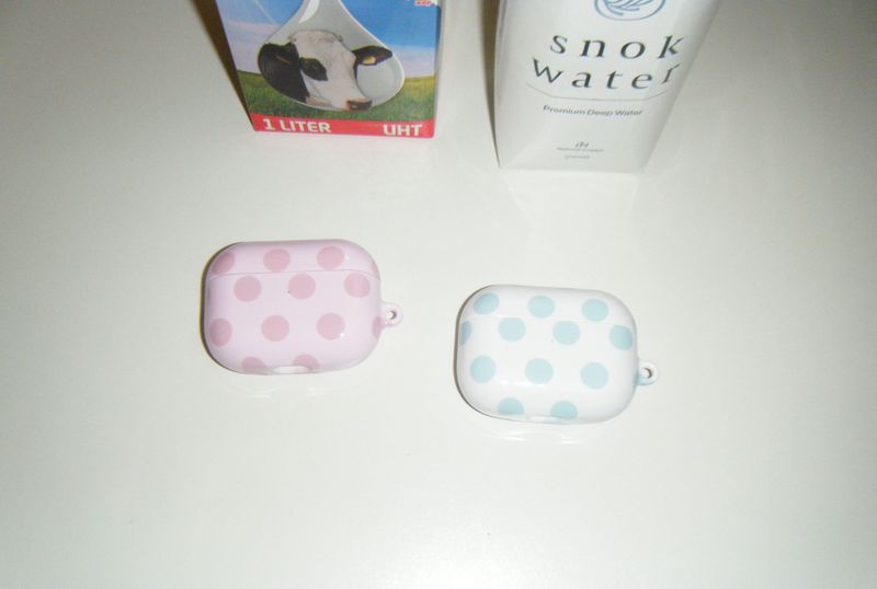 pink dot pattern airpod case