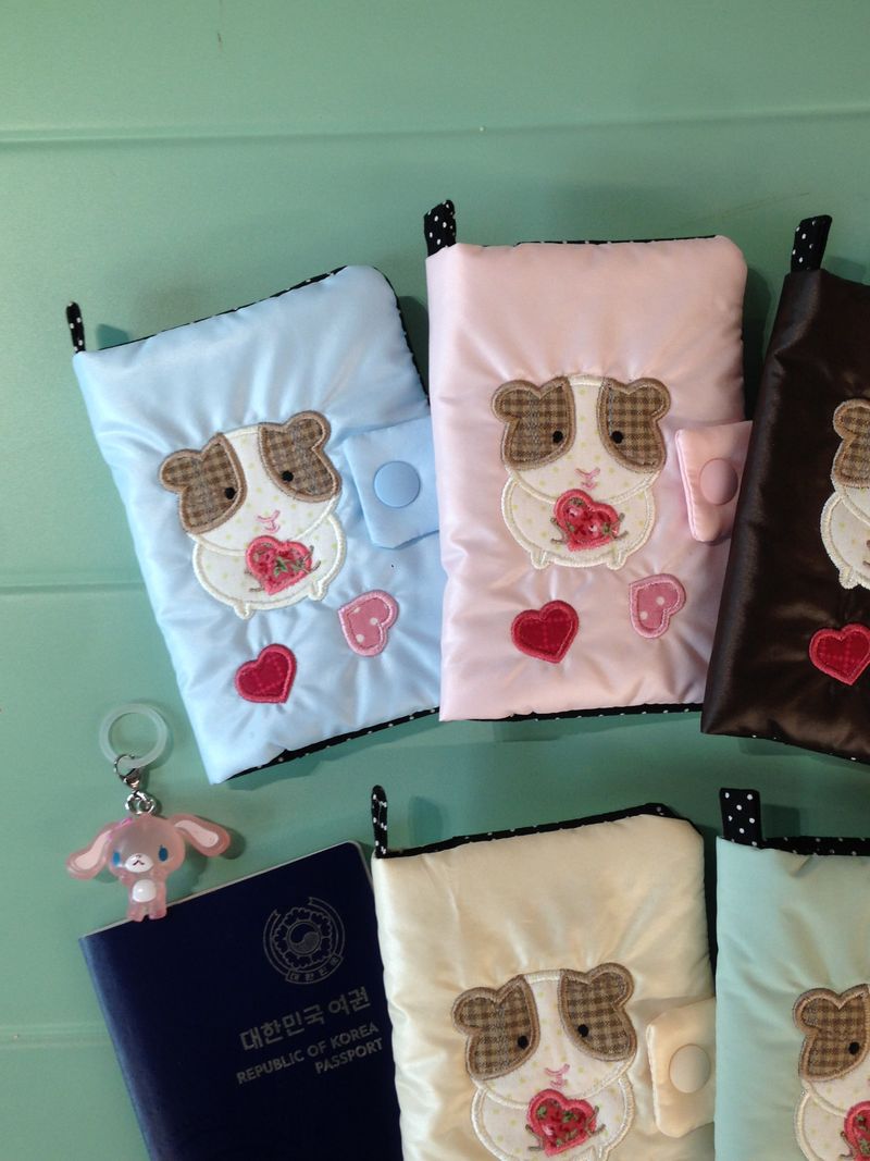 <The Heart-Stealing Guinea>Passport Case