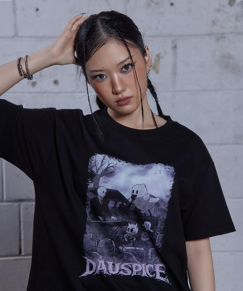 DAUSPICE(DUC)（ダウスピス）の「(DUC) BoneyBoogie x WJ セメタリーTシャツ ブラック（トップス）」