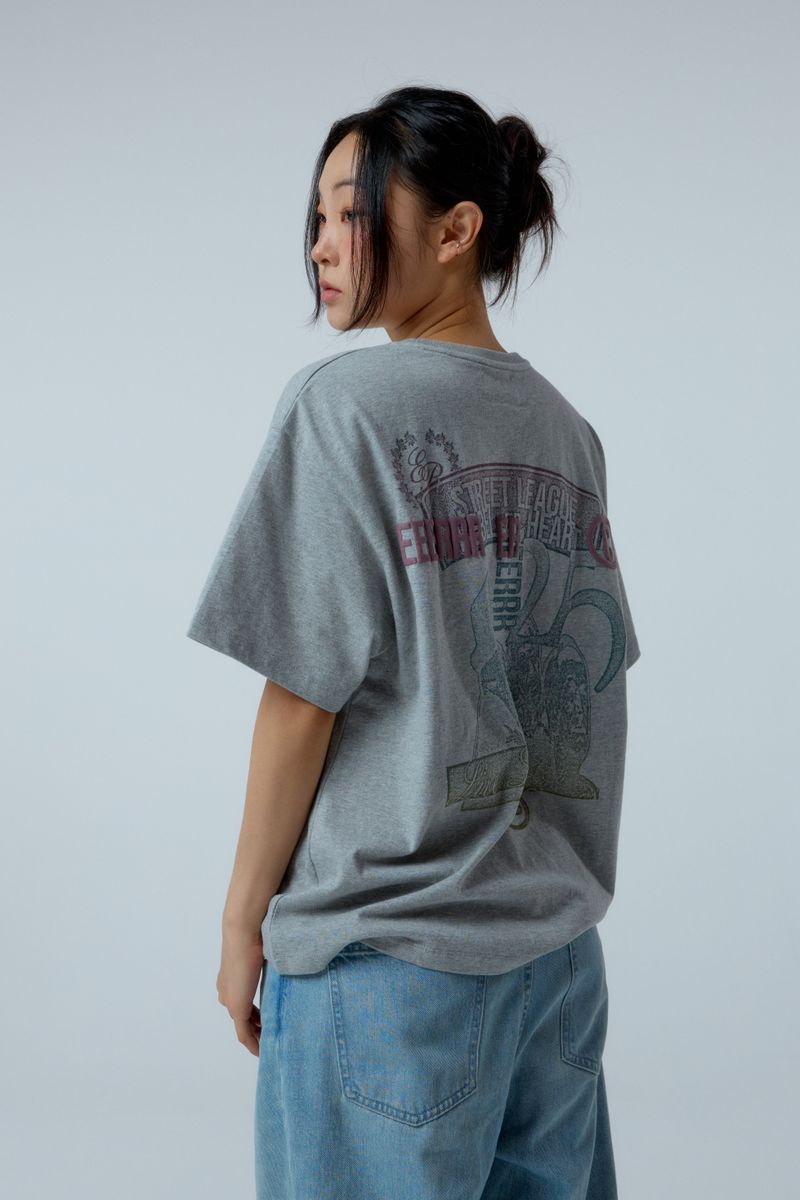 ER(EEERRR)（イーアール）の「ストリートリーグ グラデーションアートワーク ロゴ オーバークロップフィット Tシャツ (メランジ)（トップス）」