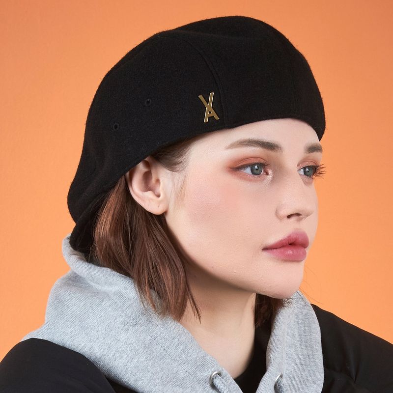 VARZAR（バザール）の「Stud Logo Retro Wool Beret Black（Hats）」