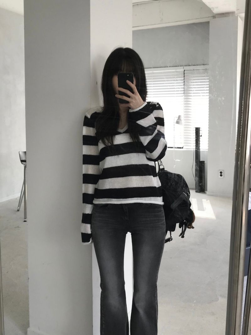 Stripe V-neck knitwear (one color)