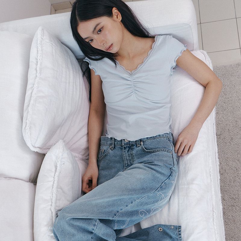 C V-NECK LACE SHIRRING TOP_LIGHT BLUE