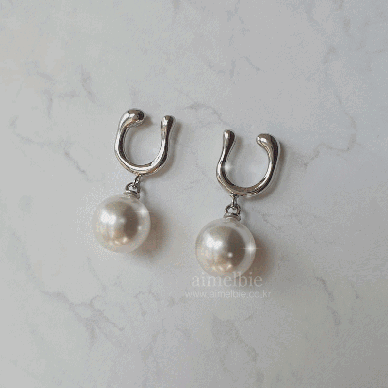 Horse Shoe and Pearl Piercing (Medium) - Silver Color