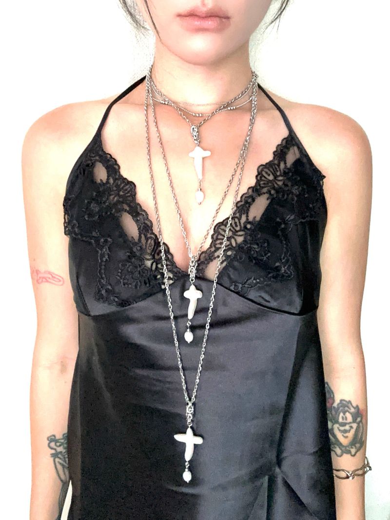 BUZZERBE（ブザービー）の「Cross Baroque Pearl Necklace（Accessories）」
