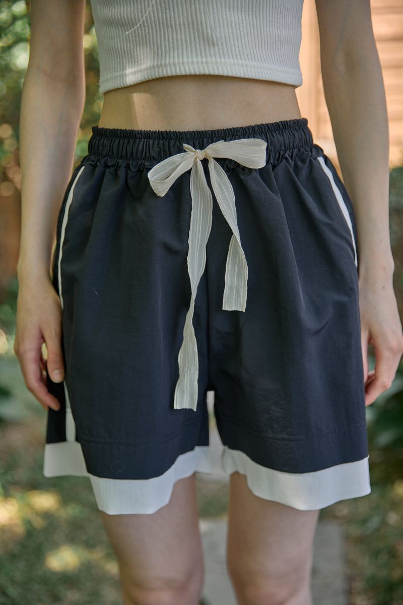 PINK PINEAPPLE（ピンクパイナップル）の「LAYERED RUSTLE HALF PANTS (3 COLORS)（Pants）」