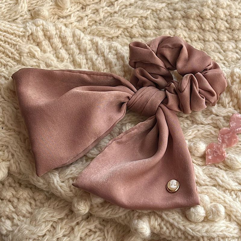 oar（オーエーアール）の「Vintage Mood Cameo Satin Ruffle Scrunchie [Brick Beige]（Hair Accessories）」