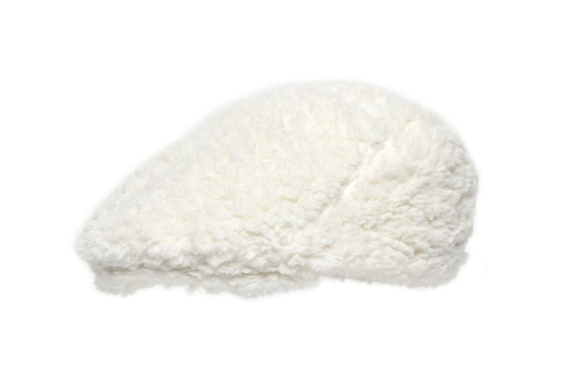 FLAT CAP IN CREAM FUR PASTRY