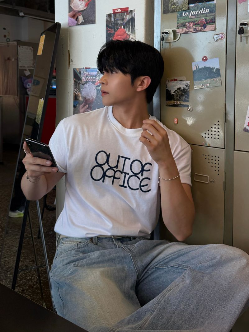 Out of office crop t-shirt