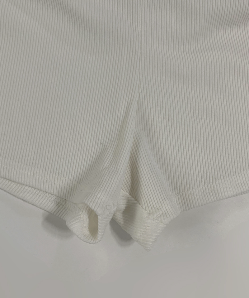 Hinnit Low-Rise Shorts (white)