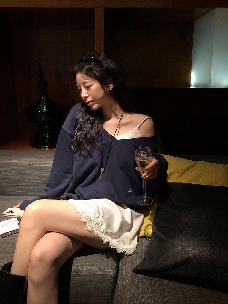 [MADE] TA DEEP V-NECK SWEATSHIRT
