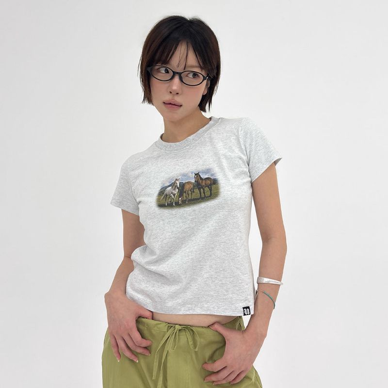 UNSTEADYMARKET（アンステディマーケット）の「ホース グラフィック Tシャツ_ライトグレー（トップス）」