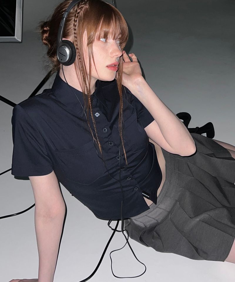 ZIZEMUSEUM（ジゼミュージアム）の「SLIM LINE CROP SHIRTS (NAVY)（Tops）」