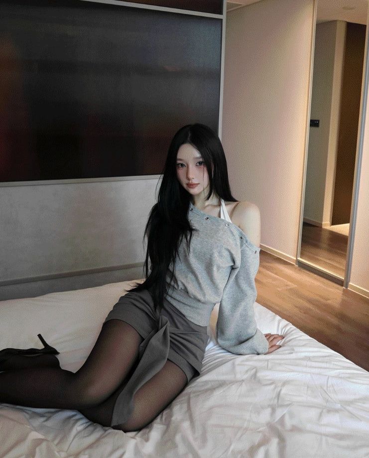 hatsukoshi（ハツコシ）の「Mikel Unbalance One-Shoulder Sweatshirt（Tops）」