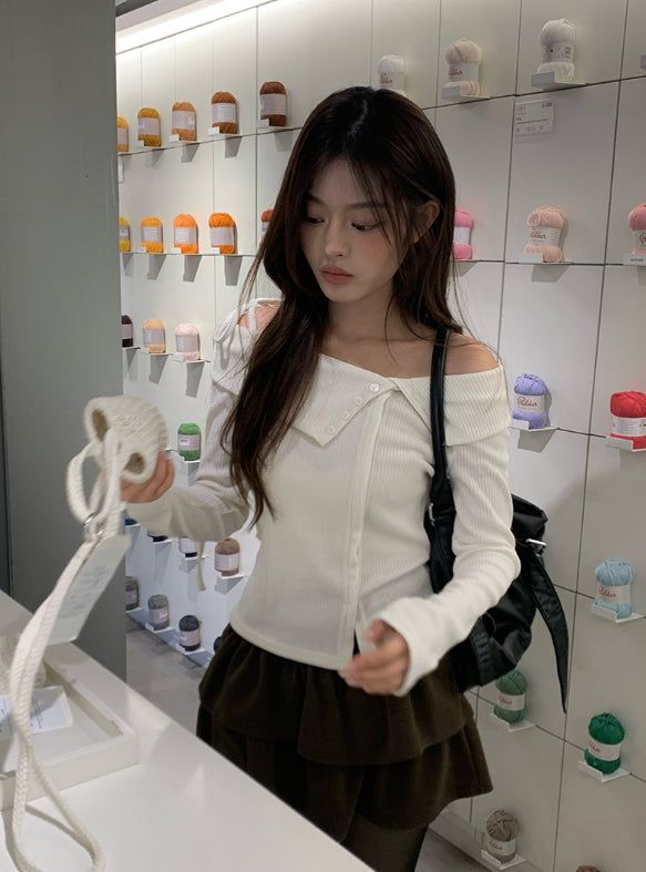 anyonemore（エニーワンモアー）の「Cashier Button Off-Shoulder Unbalance Ribbon Knit（Tops）」