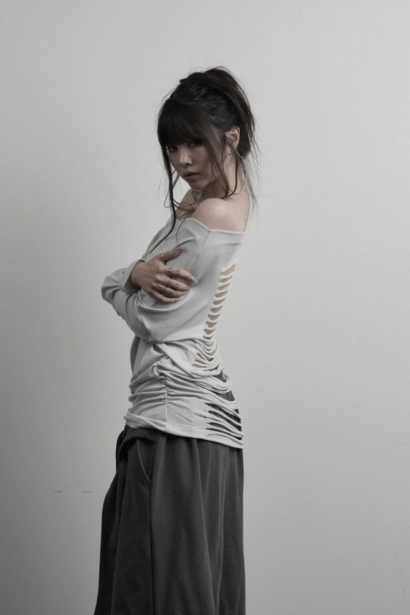 [label] back damage off-shoulder top (gray)