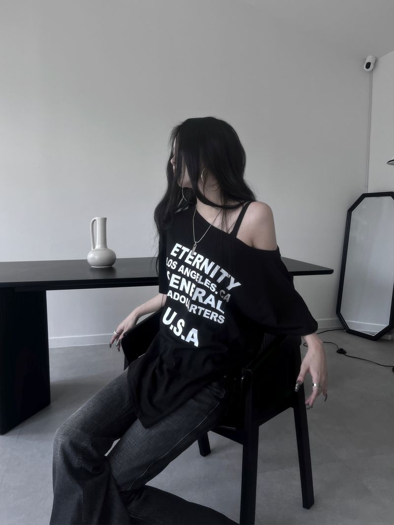 loose fit lettering slit short sleeves
