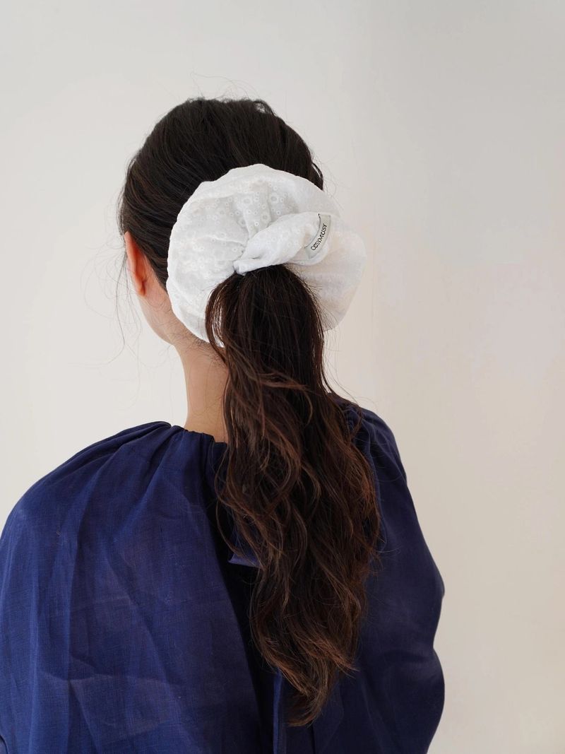 Cosymosy（コジモジ）の「Cosymosy ‘Mist Flower’ Scrunchie（Hair Accessories）」