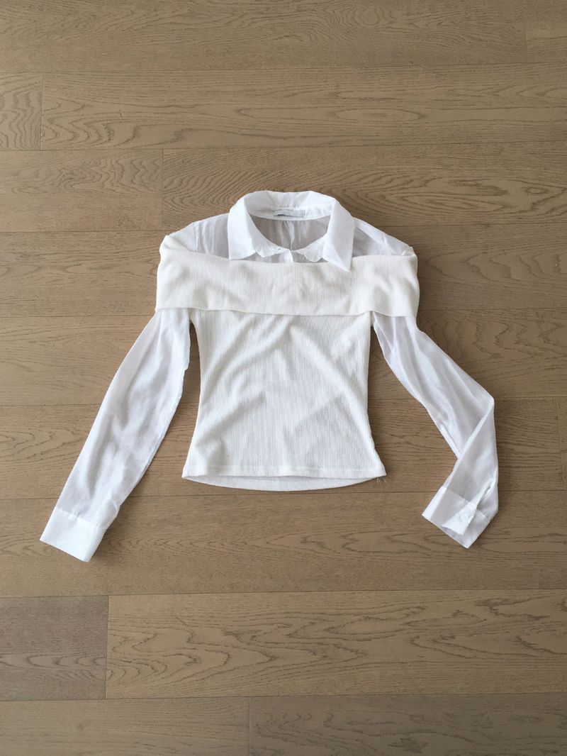 Off-shoulder knit shirt
