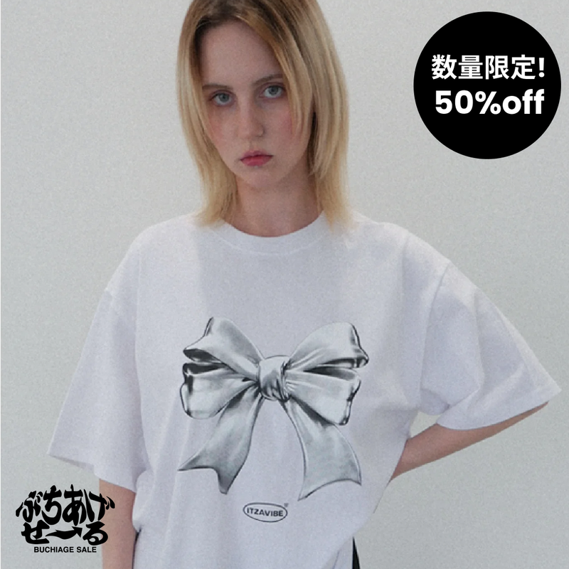 ITZAVIBE（イッザバイブ）の「【数量限定】METALLIC RIBBON T SHIRT - WHITE （Tops）」