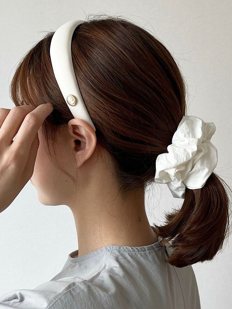 oar（オーエーアール）の「ビンテージムードカメオサテンボリュームヘアバンド [ホワイト]（ヘアアクセサリー）」