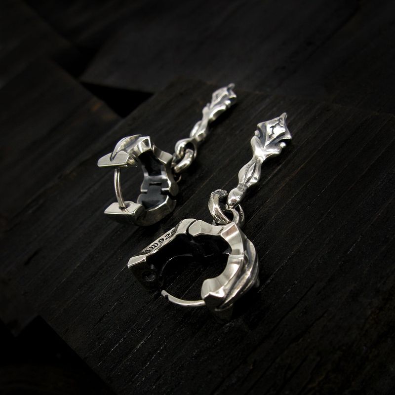 Sagitta-D1 silver hoop earring