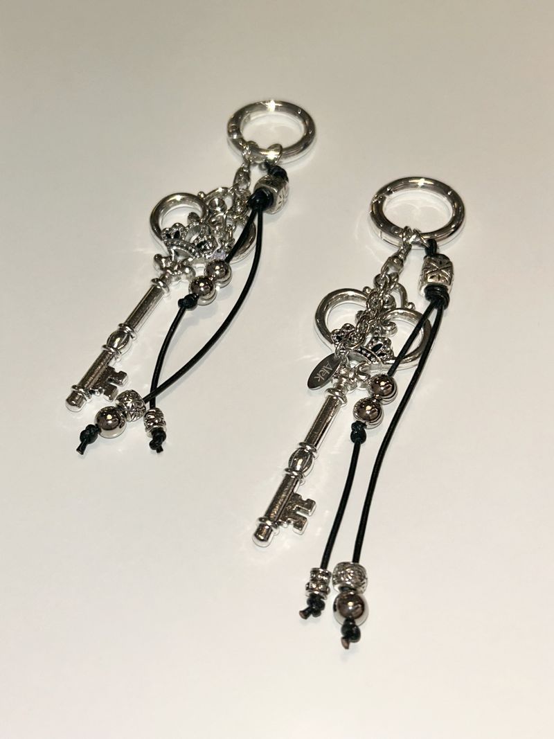 Vintage Crown Bold Keychain