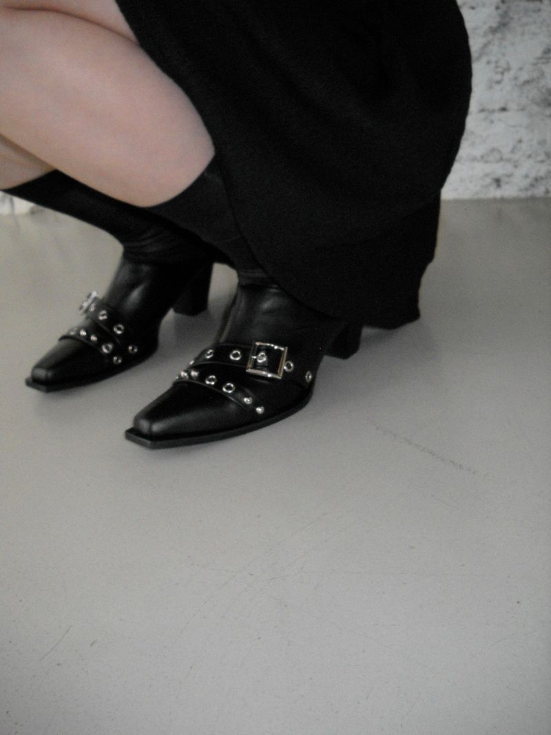 Bold strap mule
