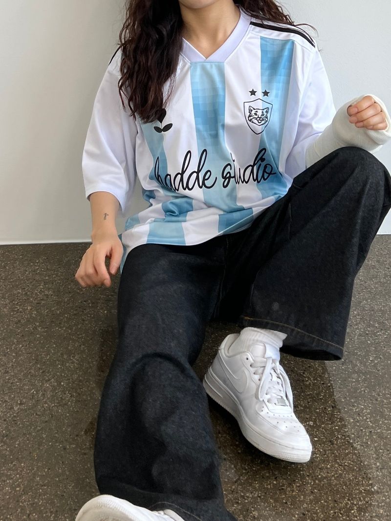 Hadde Studio（ハッデスタジオ）の「CATS FOOTBALL CLUB CLASSIC UNIFORM SKY BLUE（Tops）」