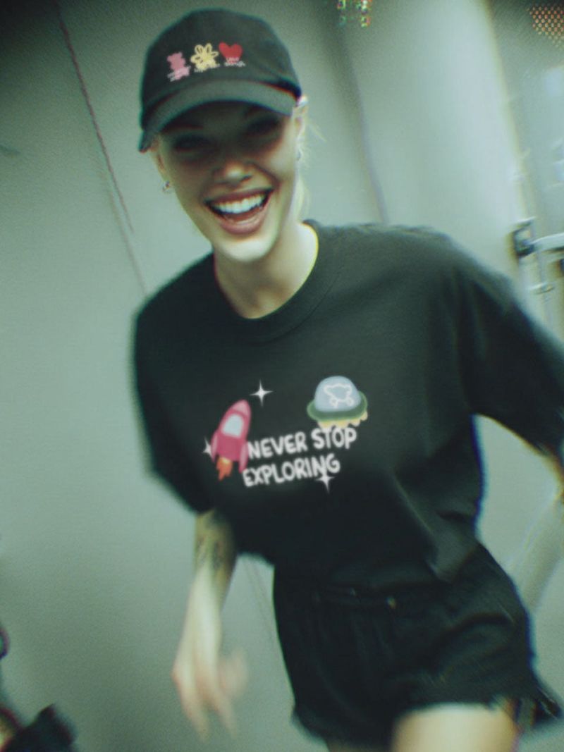 Kisser（キッサー）の「KSSR x OHLAUGH コラボエクスプローラーTシャツ（トップス）」