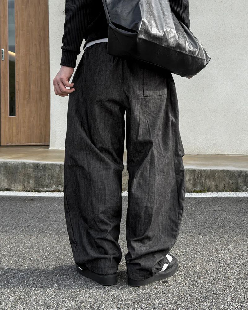 Howt Over Curved Denim Pants