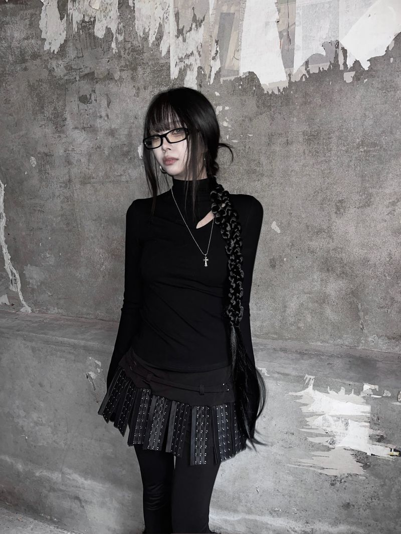 URBAN UNIQUE(アーバンユニーク)の「diagonal cut-out half neck T(Tops)」
