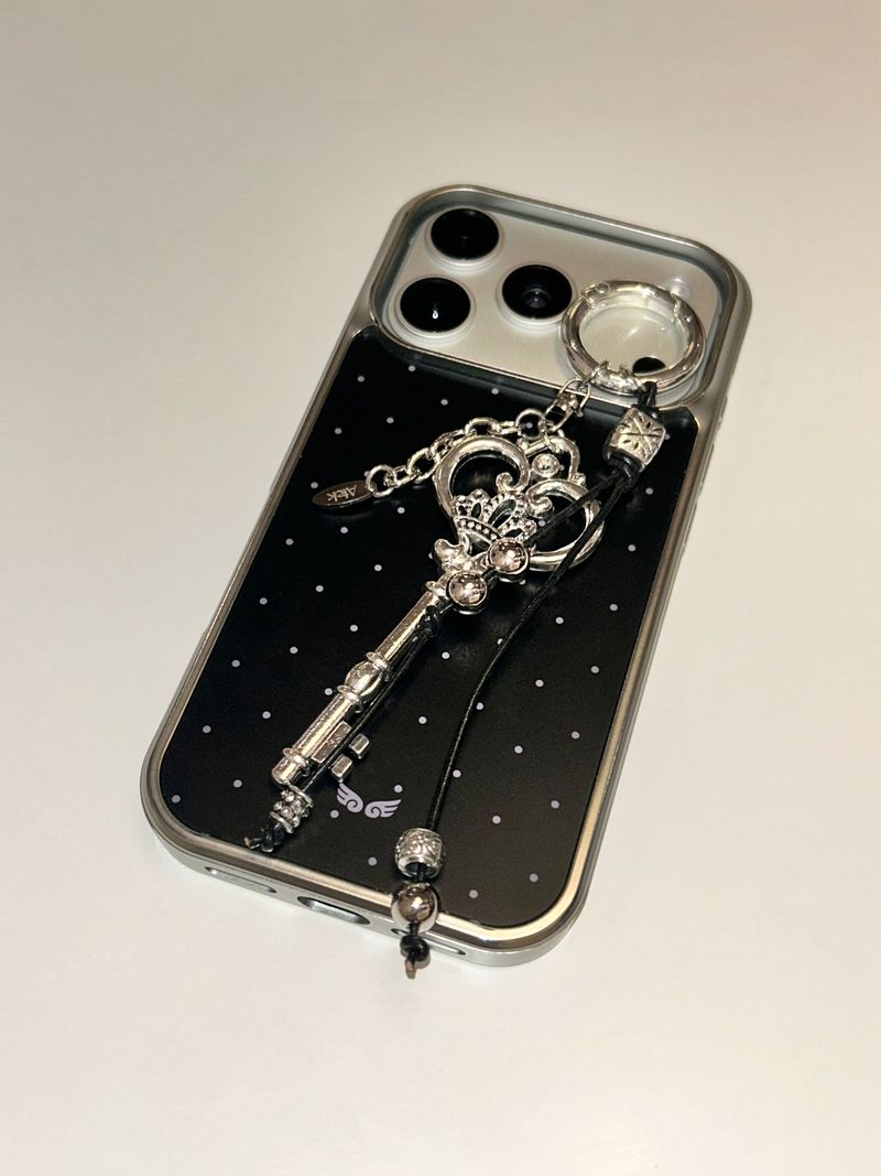 Vintage Crown Bold Keychain