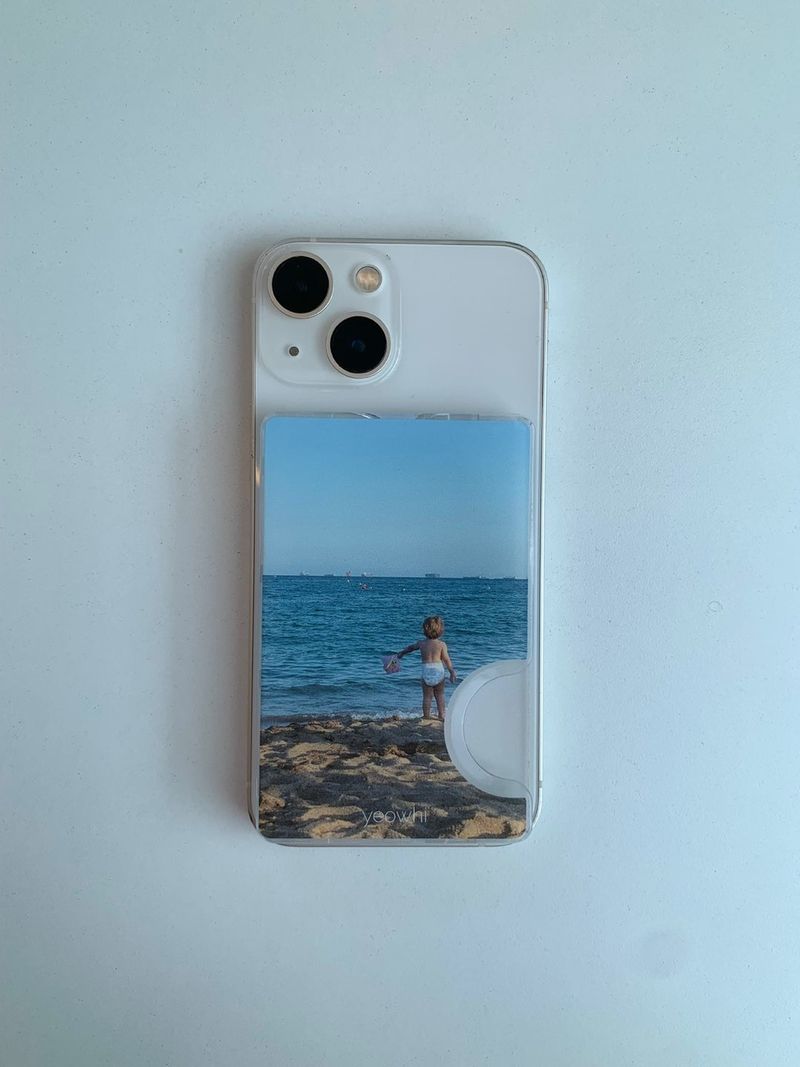 yeowhi（ヨウィ）の「[Magsafe] beach baby in Europe cardslot case（Smartphone Accessories）」