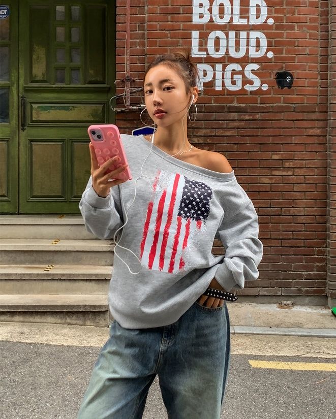 ULAN（ユレン）の「Vintage Flag Off-Shoulder Sweatshirt（Tops）」