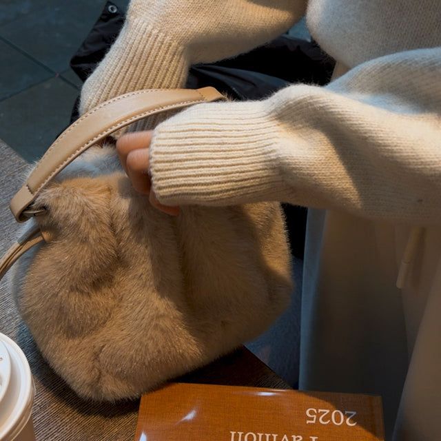 Sne Fur String bag