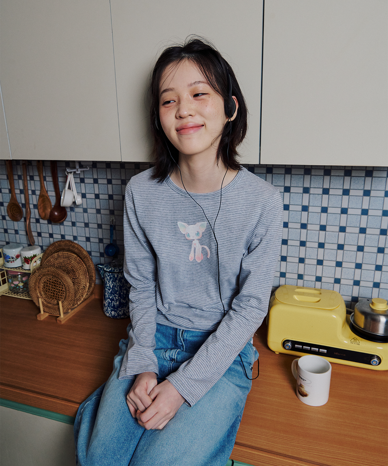 ITZAVIBE(イッザバイブ)の「STRAWBERRY LOGO LONG SLIM SLEEVE(Tops)」