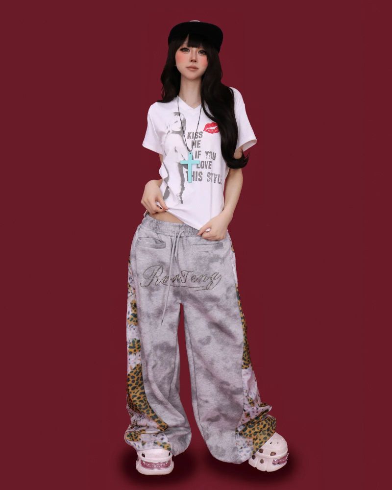kiss me! v-neck T